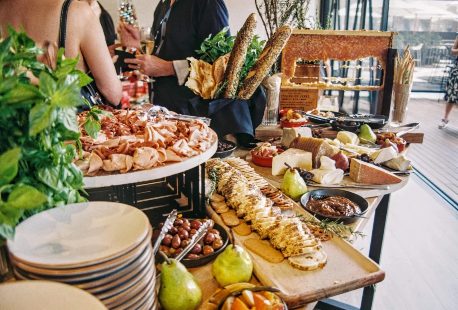 Buffet de charcuteries, fromages et pains lors d’une réception