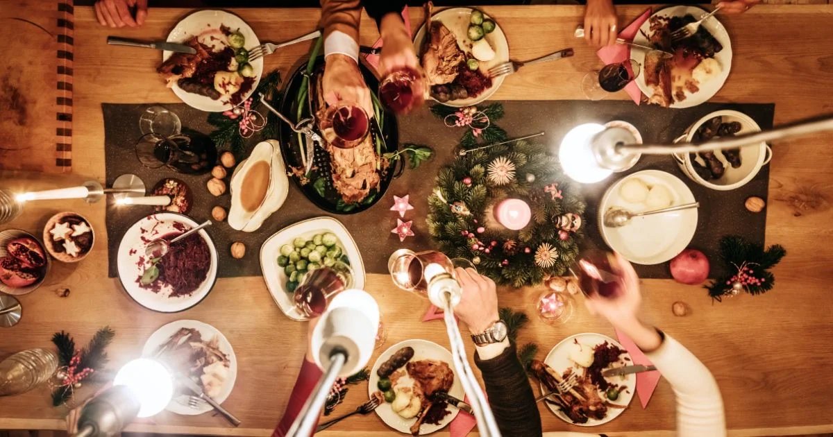Repas des fêtes partagé autour d’une table, vu du dessus